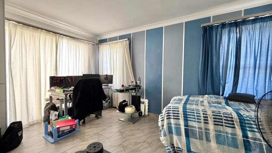 4 Bedroom Property for Sale in La Montagne Western Cape